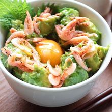 アボカドと釜揚げ桜エビの丼ぶり