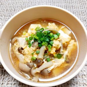 よっこの作ってみた!投稿(和風仕立て♪『豆腐としめじのたまごスープ』)
