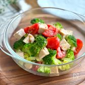 鶏むね肉とブロッコリーとトマトの玉ねぎドレッシングサラダ