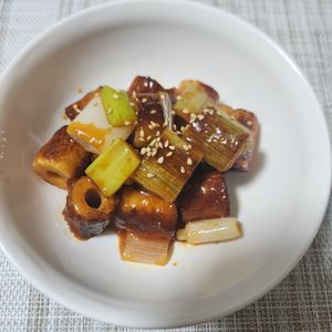 とももの作ってみた!投稿(簡単副菜＆おつまみ✨焼きちくわと長ねぎのヤンニョム和え😋)