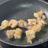 ご飯が止まらない!【鶏肉とピーマンのガリバタ醤油炒め】の工程2