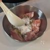 焼いて和えるだけ。家中のご飯が消える【鶏モモの海苔和え】の工程1