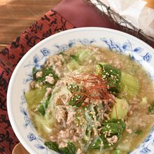 チンゲン菜と豚ひき肉の春雨ごま味噌スープ