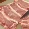 バジルソースで♪豚肉のチーズパン粉焼きの工程1