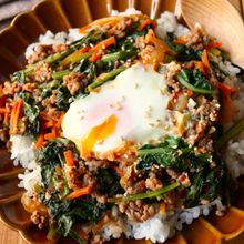 10分で完成！【ひき肉×小松菜ビビンバ風丼】卵もワンパンで◎