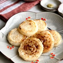 塩とわさびで食べる♪大きい新玉ねぎの揚げ焼き