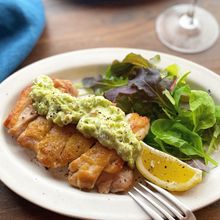 【アボカドソースのチキンソテー】ワンランク上のソースで！