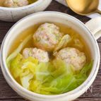 キャベツと鶏団子中華とろみスープ