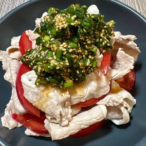 楽ラク手抜キッチン🐶🐾の作ってみた!投稿(焼肉のたれで！万能ニラだれ豚しゃぶサラダ)