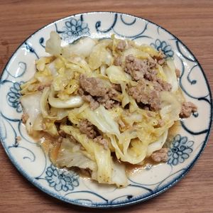 ゆの作ってみた!投稿(ごはんが止まらない！【キャベツの豚そぼろガリバタ炒め】)