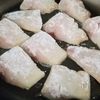 焼くだけカリッじゅわ！
【塩さばの竜田焼き香味ねぎソース】の工程3