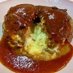 すみの作ってみた!投稿(【絶品チーズINハンバーグ】簡単デミソース♡肉汁が溢れ出る！)