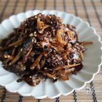 『糸こんにゃくと牛肉の甘辛牛蒡炒め』