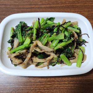 とももの作ってみた!投稿(2分副菜『小松菜と舞茸の胡麻おかか和え』レンジで簡単♡)