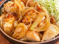 【鶏むね肉と玉ねぎの生姜焼き】ご飯が進む♪