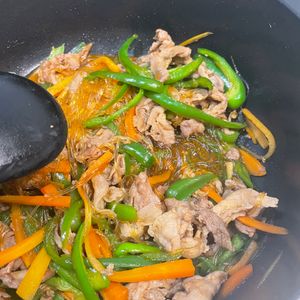 1169387の作ってみた!投稿(【戻し不要！革命的な味】フライパン1つ豚こま肉のチャプチェ)