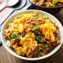 【えのきとそぼろのてりたま丼】まな板包丁いらずで簡単！