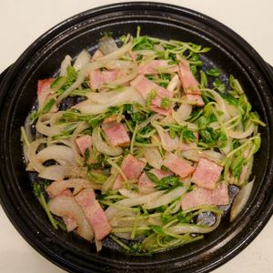 にゃんこさん🐱の作ってみた!投稿(スパイシー♡ベーコンと豆苗のカレー炒め)