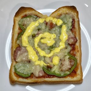 キャピタンの作ってみた!投稿(【食パンで♪】簡単カレーチーズピザ)