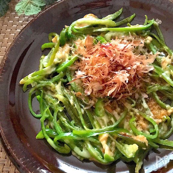 おいし〜やみつき〜♡ピーマンのカリトロチーズおかか醤油