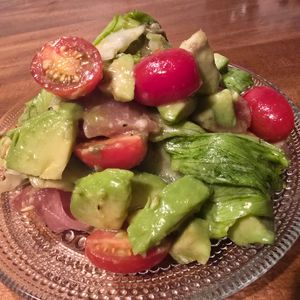 まんてかとぅーらの作ってみた!投稿(＼５分でやみつき／生ハムとアボカドのうまドレサラダ)