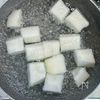 ごはんがすすむ♪とろ〜りやさしい【冬瓜の鶏そぼろ煮】の工程1