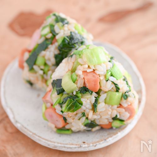 子どもが喜ぶ！ソーセージと小松菜のおにぎり