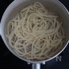 混ぜるだけ！簡単！生ハムとトマトの豆乳バジル冷やしうどんの工程1