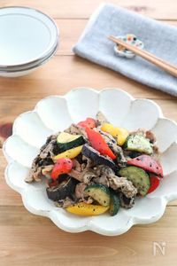 ごはんがすすむ！夏野菜と豚肉の黒ごま醤油ガーリック