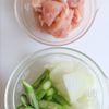 ほんのりスパイシー♪鶏肉とアスパラのカレースープの工程1