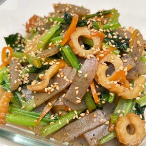 ありょーしゅの作ってみた!投稿(節約食材で◎【こんにゃくちくわ小松菜にんじんの甘辛炒め】)