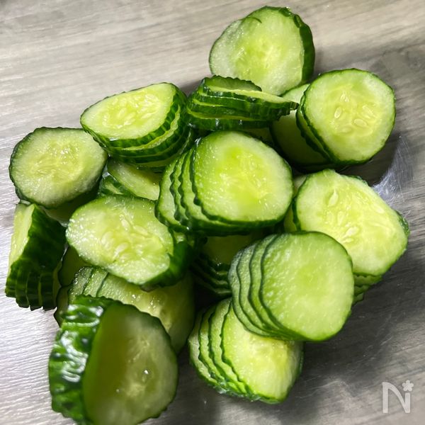 ピリ辛が後を引く《きゅうりとカニカマの食べラー和え》 | レシピ