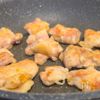 切って炒めるだけ🍳カボチャとチキンのハニマス炒め🎃の工程3