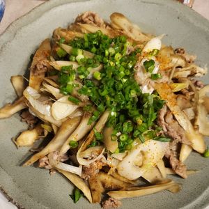 週一だけは頑張ります💦の作ってみた!投稿(『牛肉とごぼうの甘辛炒め☆たっぷり薬味ねぎのせ』お弁当にも♪)