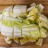【我が家の定番♡︎とろとろ白菜とチキンのクリーム煮】の下準備