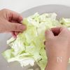 【材料2つ】わかめスープの素でつくるキャベツサラダの工程1