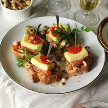 チーズ・スモークサーモン・ナッツの温製ピンチョス