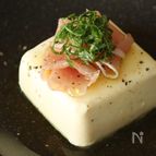 お豆腐モッツァレラの居酒屋風おつまみ。生ハムしそオリーブ