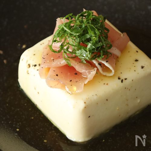 お豆腐モッツァレラの居酒屋風おつまみ。生ハムしそオリーブ