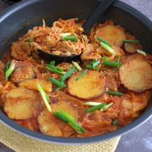 ワンパン調理でスタミナ韓国料理！鶏のキムチチム風