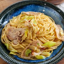 【男気溢れる】豚バラと長ねぎのガリバタ醤油パスタ#ランチに♪