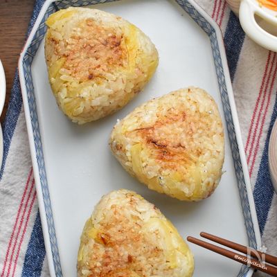 簡単♡旨味凝縮♡沢庵とかつお節の胡麻マヨ焼きおにぎり♡