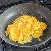 【包丁いらず】ちくわと卵の甘辛炒めの工程1