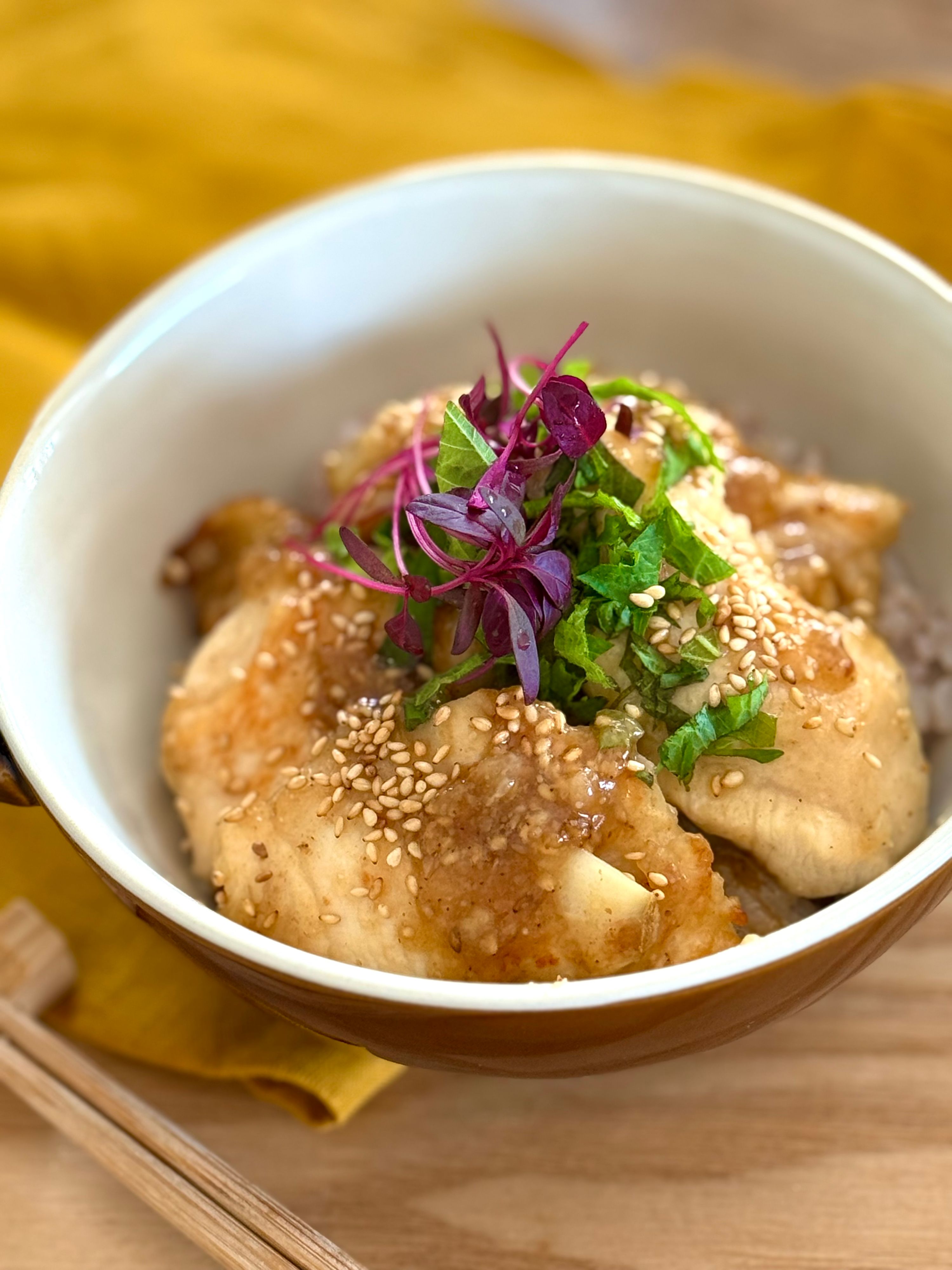 早い！節約！美味しい！鶏むね肉の胡麻ガーリック甘辛丼 | レシピ