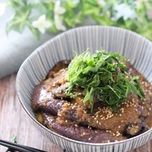 ごまたっぷりトロ~リなす♡レンチン蒸しなすの冷やしごまだれ