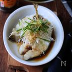 白身魚の香味蒸し。熱々ごま油かけ。