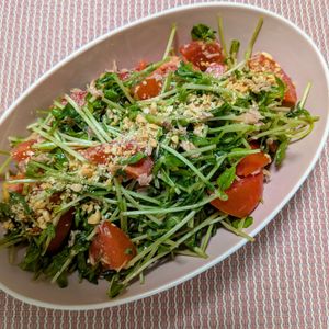 ゆきちんの作ってみた!投稿(豆苗とトマトとツナのつゆレモンドレッシングサラダ)