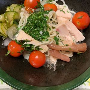 ぐ〜たら子の作ってみた!投稿(冷やしてつるリン♪モロヘイヤ麺つゆの水晶鶏冷やしうどん＊)