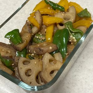 なつ子の作ってみた!投稿(日持ちする作り置きおかず【蓮根とパプリカの彩りきんぴら】)