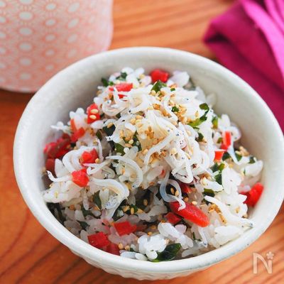 炊いて混ぜるだけ給食風♡止まらん『カリカリ梅わかめごはん』